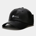Dettaglio del cappellino da baseball in pelle PU nera con ricamo Hand Made e logo albero - Regolabile / Nero