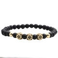 Detail von 6mm matten schwarzen Steinperlen und goldenen Distanzperlen auf Kronenarmband - Goldene Dreifachschliffperle
