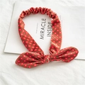 Bandeau de Noël en velours rouge avec motifs de losanges verts et nœud croisé blanc - Carreaux Rouges