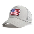 Cappellino trucker grigio con bandiera americana in rete traspirante e patch ricamata - Grigio chiaro