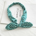 Détail du bandeau oreilles de lapin vert avec motifs blancs et texture en velours - Bonnet de Noël Vert