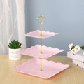 Détail du présentoir à gâteaux rose à trois niveaux avec poignée en métal doré - Carré / Tige Dorée à 3 Niveaux / Rose