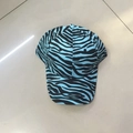 Detaillierte Draufsicht auf hellblaue Baseballkappe mit Zebra-Muster und schwarzen Streifen - Einheitsgröße / Blau