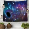 Detalle del tapiz de galaxia colgado en pared gris con decoración moderna y plantas - 150x130cm / Agujero Negro Azul