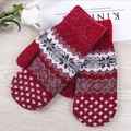 Thick red knitted mittens with Nordic snowflake patterns and elastic ribbed cuffs - One Size / Burgundy