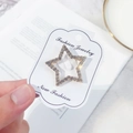 Spilla a stella placcata in oro scintillante con strass bianchi su scheda di moda - Stella Piccola / Oro