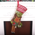 Calza di Natale verde con peluche di renna a gambe lunghe e decoro Merry Christmas - Renna con gambe lunghe / Verde erba/Rosso