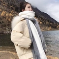 Écharpe bicolore en tricot blanc et gris avec franges sur fond extérieur naturel - Blanc avec bordure grise