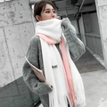 Écharpe d'hiver en tricot avec patchwork rose et blanc et pompons pour femmes - Blanc avec bordure rose