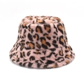 Primer plano del gorro de pescador rosa con estampado de leopardo y felpa para invierno - M (56-58cm) / Leopardo Pequeño Rosa