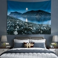 Dettaglio di un grande arazzo con paesaggio forestale appeso sopra il letto in camera - 150x130cm / Montagne del Lago al Chiaro di Luna