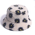 Dettaglio cappello alla pescatora in peluche con motivi di margherite e morbida pelliccia - 58cm / Bianco + Nero
