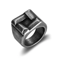 Détail d'une bague carrée pour homme style vintage avec finition argentée vieillie sur blanc - US 7 / Style Carré Rétro (02203)
