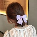 Eleganter lila Satin-Haarclip mit Schleife, getragen von einem Modell im französischen Stil - Satin-Schleife Haarspange (140) / Lila