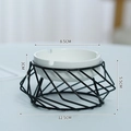 Cendrier moderne en céramique blanche avec support géométrique noir et dimensions - Spirale Noire (Avec Cendrier en Céramique)