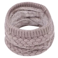 Detail eines dicken Strickschals mit warmem Fleece-Futter in Beige für den Winter - Khaki