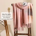Écharpe réversible rose et camel au toucher cachemire avec motifs pissenlit et franges - Rose Bébé