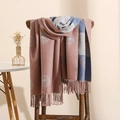 Châle en cachemire à motif pissenlit et franges drapé sur une chaise en bois - Corail