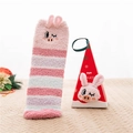Roze gestreepte koraalfleece sokken met oortjes in een rode kerstcadeaudoos - Geen Doos / Knipogend Varken