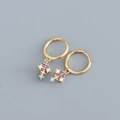 Detalle de pendientes de aro dorados con dijes de cruz en circonitas de colores - Plata 925 / Color Oro (Par)