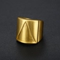 Dettaglio dell'anello geometrico in oro opaco con texture spazzolata e design a triangolo - US 7 / Oro Spazzolato