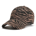 Detail einer gebogenen Baseballkappe mit schwarz-beigem Zebra-Tiermuster-Design - Einheitsgröße / Braun