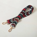 Detailansicht des verstellbaren Trageriemens mit Wellenmuster und Gold-Karabiner - Silberverschluss / Geometrischer Druck