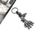 Antiek zilveren skelet hand sleutelhanger met leren band en gegraveerde metalen labels - Zwart