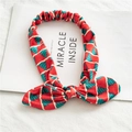 Détail du bandeau de Noël rouge avec motifs sapins verts en tissu tricoté doux - Sapin de Noël rouge