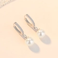 Elegante Creolen aus S925 Sterlingsilber mit weißer Muschelperle und funkelnden Kristallen - 925er Silber / Weißgold