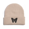 Detailansicht der Schmetterlingsstickerei auf der beigen Winterstrickmütze - Khaki