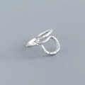 Makroaufnahme von S925 Sterlingsilber Ring mit Alufolien-Textur und offenem Design - 925er Silber / Weißgold
