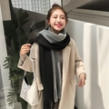 Écharpe tricotée chaude bicolore noire et grise pour femme avec détails à franges - Patchwork noir et gris