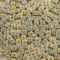 Goldene Acrylwürfelperlen mit schwarzen kyrillischen Buchstaben für DIY Schmuck - Quadratisch Antik Gold Russische Buchstabenperlen