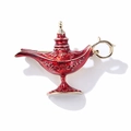Detailaufnahme der Aladdin-Wunderlampe-Brosche mit roter Emaille und goldener Reliefverzierung - Rot