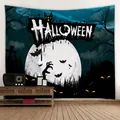 Detail von Halloween Wandteppich mit Vollmond und Zombie-Hand an weißer Wand - Zombie Hand Halloween