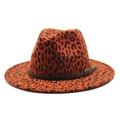 Detail van luipaardprint fedora hoed van oranje wolvilt met bruine leren riem gesp - M(56-58cm) / Bordeauxrood