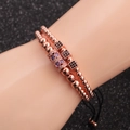 Set de pulseras de cuentas en oro rosa con circonitas púrpuras lucidas en modelo de mano - Oro rosa
