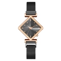 Details einer roségoldenen rautenförmigen Uhr mit schwarzem Netzband und Magnetverschluss - Schwarz