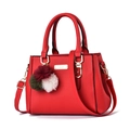 Bolso elegante de cuero rojo con herrajes dorados y un colgante de pompón - Rojo