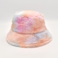 Dettaglio della consistenza in ecopelliccia tie-dye di questo colorato cappello da pescatore - M (56-58cm) / Rosa Arancio