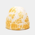 Dettaglio della trama a trecce tie-dye gialla e bianca su un caldo berretto in maglia - M (56-58cm) / Onda Giallo Bianco Batik