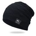Detail der schwarzen Strickmütze mit Rautenmuster und Sport-Stern-Aufnäher - Einheitsgröße / Schwarz