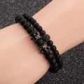 Dettaglio di bracciali con perle nere opache, ciondoli a corona e sfere con micro-pave - Set da 2 pezzi Corona + Sfera di perforazione / Canna di fucile