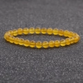 Primer plano de una pulsera de cuentas de ágata amarilla de 6mm con texturas naturales - Amarillo Brillante (7)