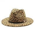 Chapeau fedora en laine léopard avec bande en cuir noir et boucle dorée sur fond blanc - M (56-58cm) / Camel
