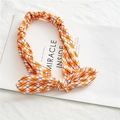 Détail d'un bandeau oreilles de lapin en velours à carreaux orange et violet avec un nœud - Carreaux Jaune