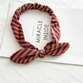 Détail d'un bandeau en velours rayé violet et orange avec nœud oreilles de lapin sur carte - Rayé Violet