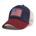 Cappello trucker blu navy e rosso con bandiera USA e rete beige in vista laterale a 45 gradi - Blu Marino con Tesa Rosso Vino