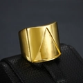 Primo piano di anello in acciaio inossidabile dorato con incisione a triangolo geometrico - US 7 / Oro Lucido